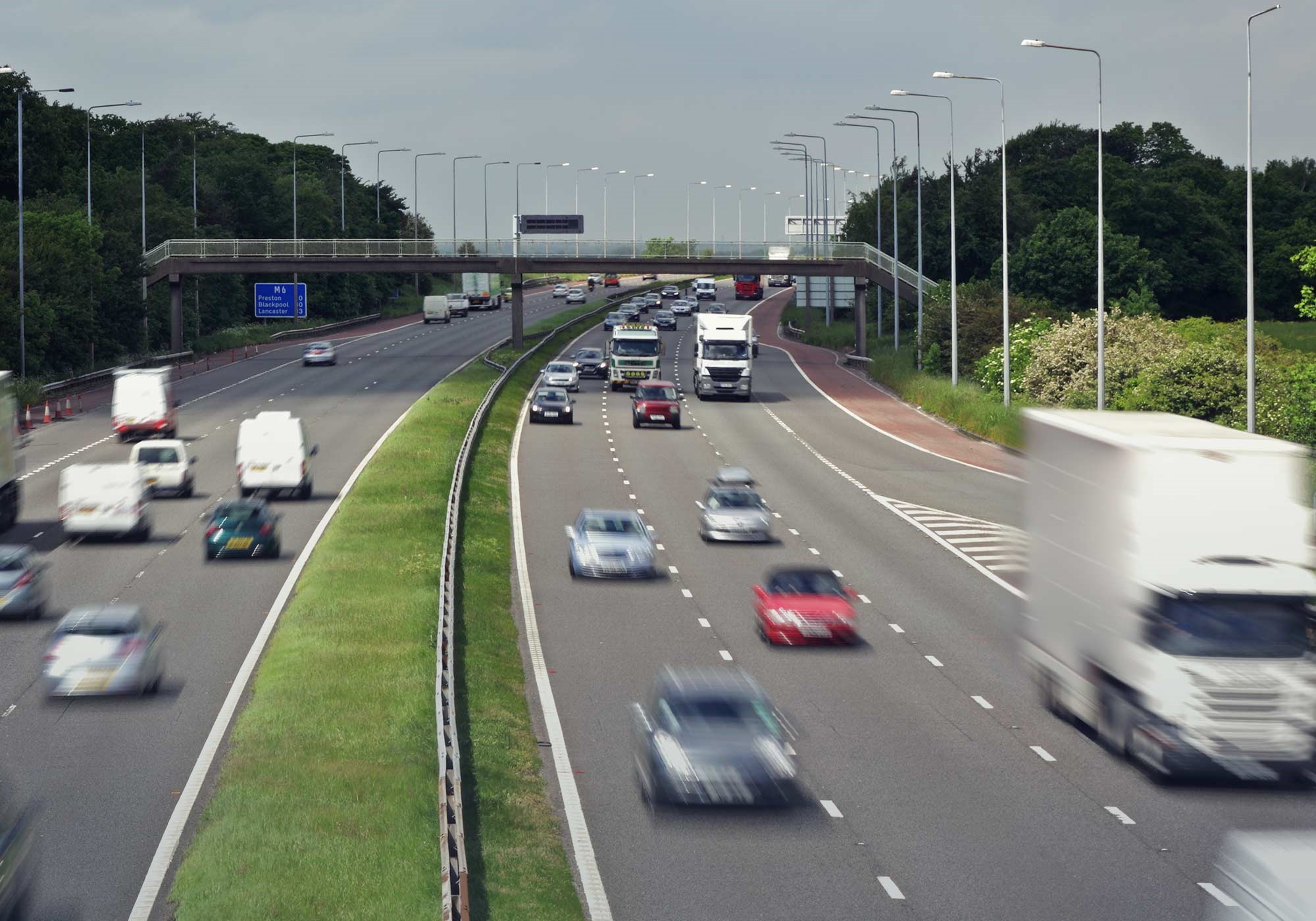 Автомагистраль скорость. МКАД 3 полоса. Технология Rolling motorway. Motorway акции. Ограничение скорости в Калифорнии автомагистраль.